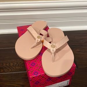 Tory Burch Benton Thong Leather Sandals In New Ivory